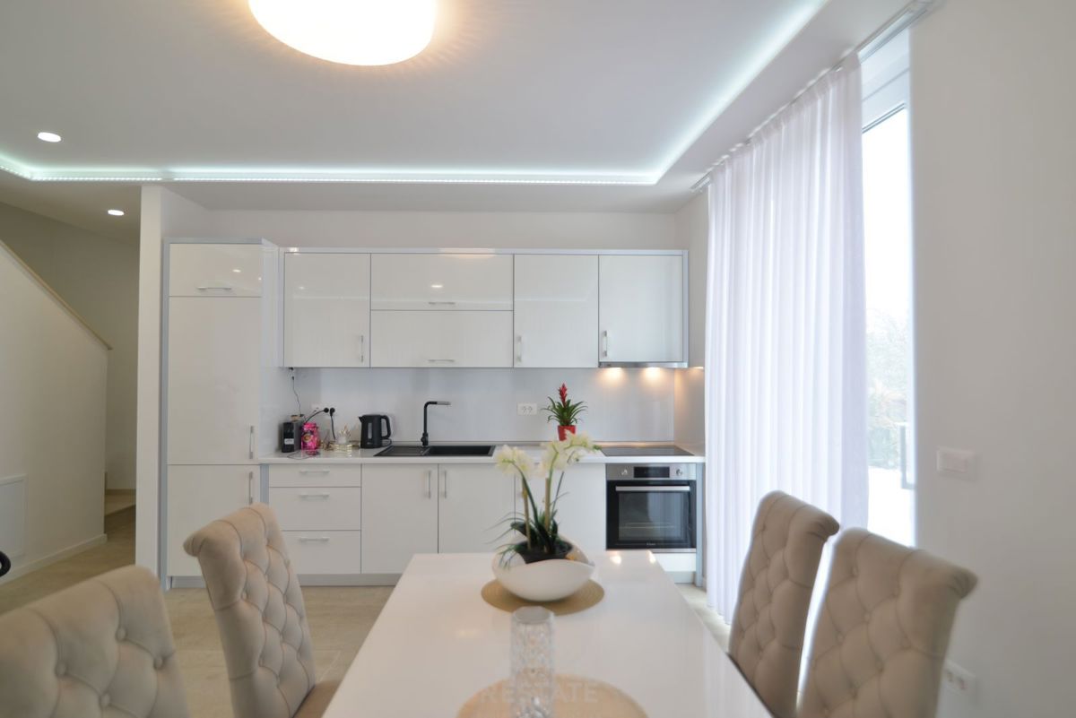 hiša z dvema stanovanjskima enotama + bazen