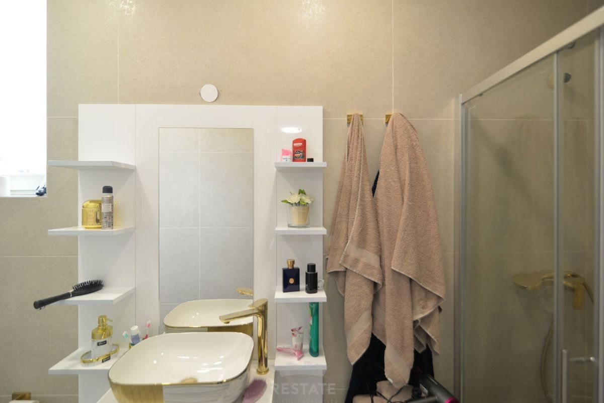 hiša z dvema stanovanjskima enotama + bazen