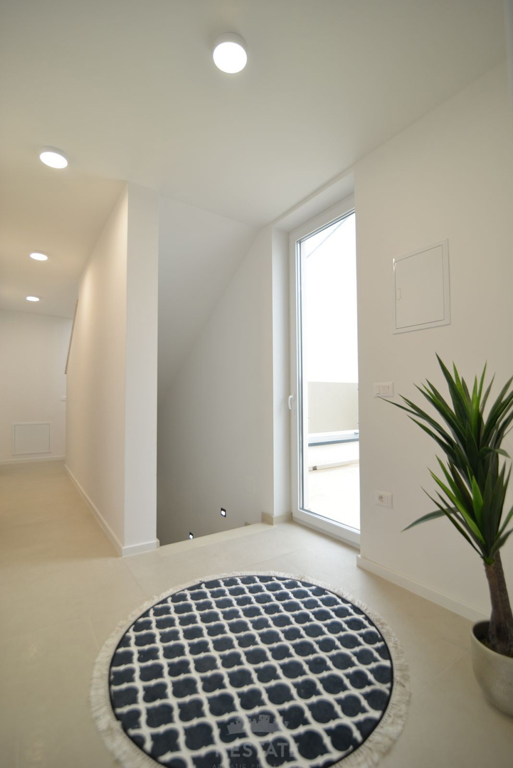 hiša z dvema stanovanjskima enotama + bazen