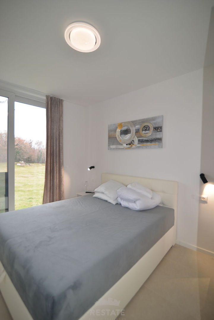 hiša z dvema stanovanjskima enotama + bazen