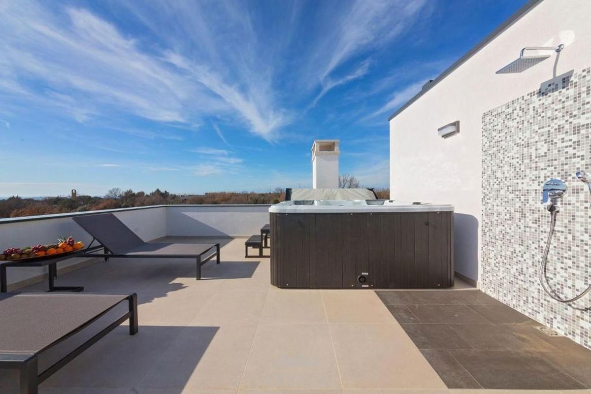 s savno, fitnesom, bazenom in pogledom na morje