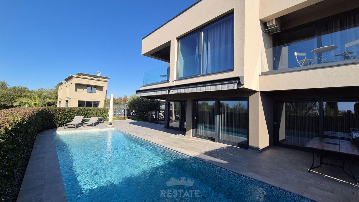 s savno, fitnesom, bazenom in pogledom na morje