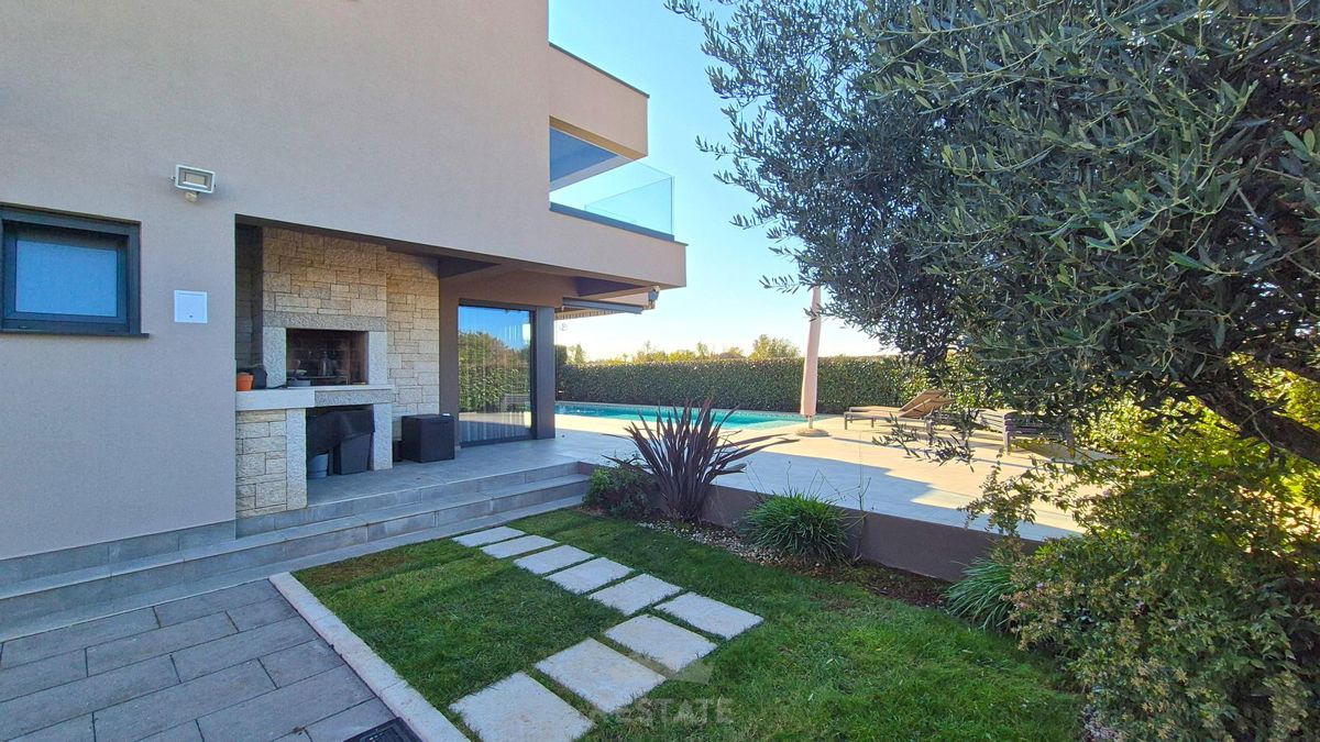 s savno, fitnesom, bazenom in pogledom na morje