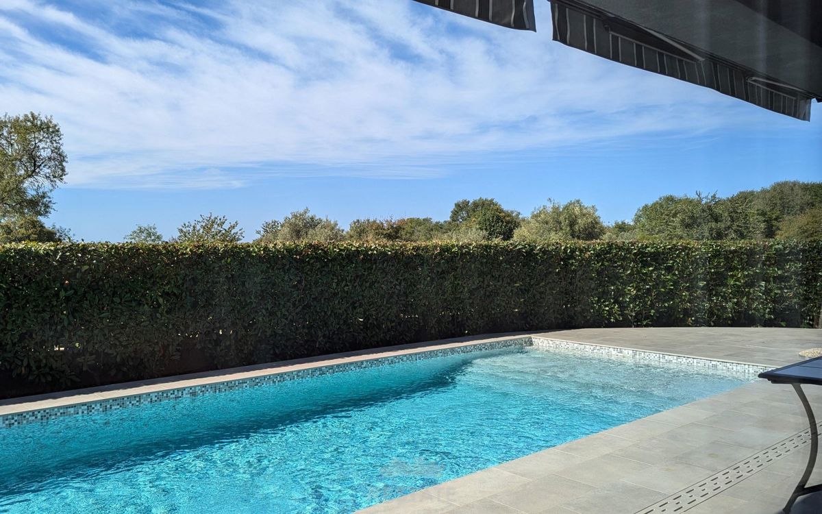 s savno, fitnesom, bazenom in pogledom na morje