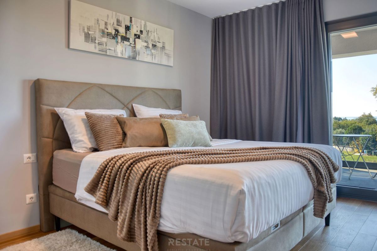 s savno, fitnesom, bazenom in pogledom na morje