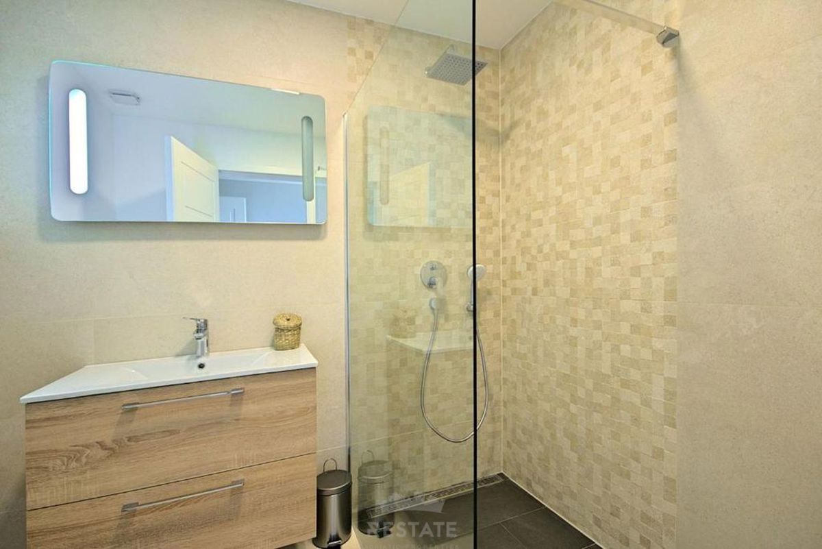 s savno, fitnesom, bazenom in pogledom na morje