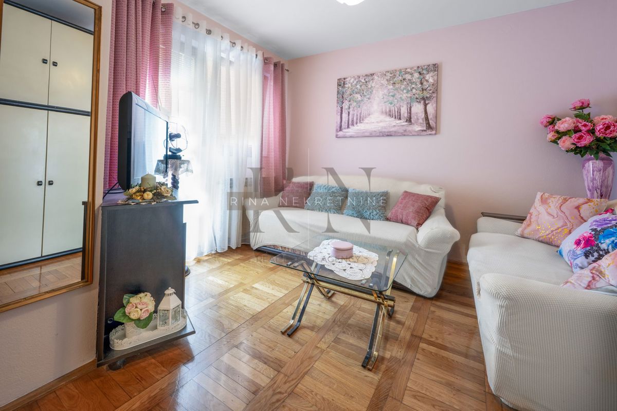 ČRNOMEREC - HIŠA Z 2 STANOVANJIMA IN POSL. PROSTOR