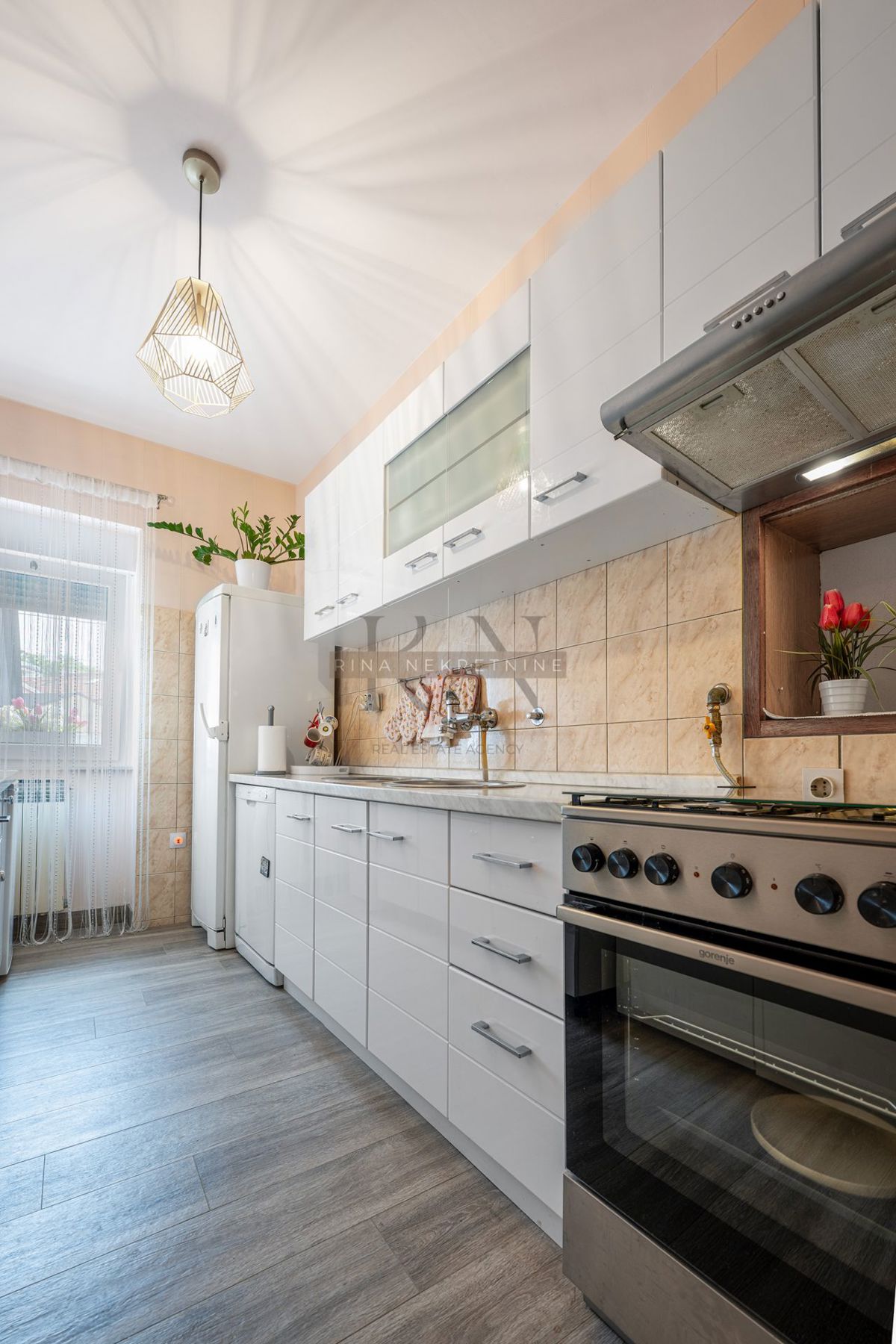 ČRNOMEREC - HIŠA Z 2 STANOVANJIMA IN POSL. PROSTOR