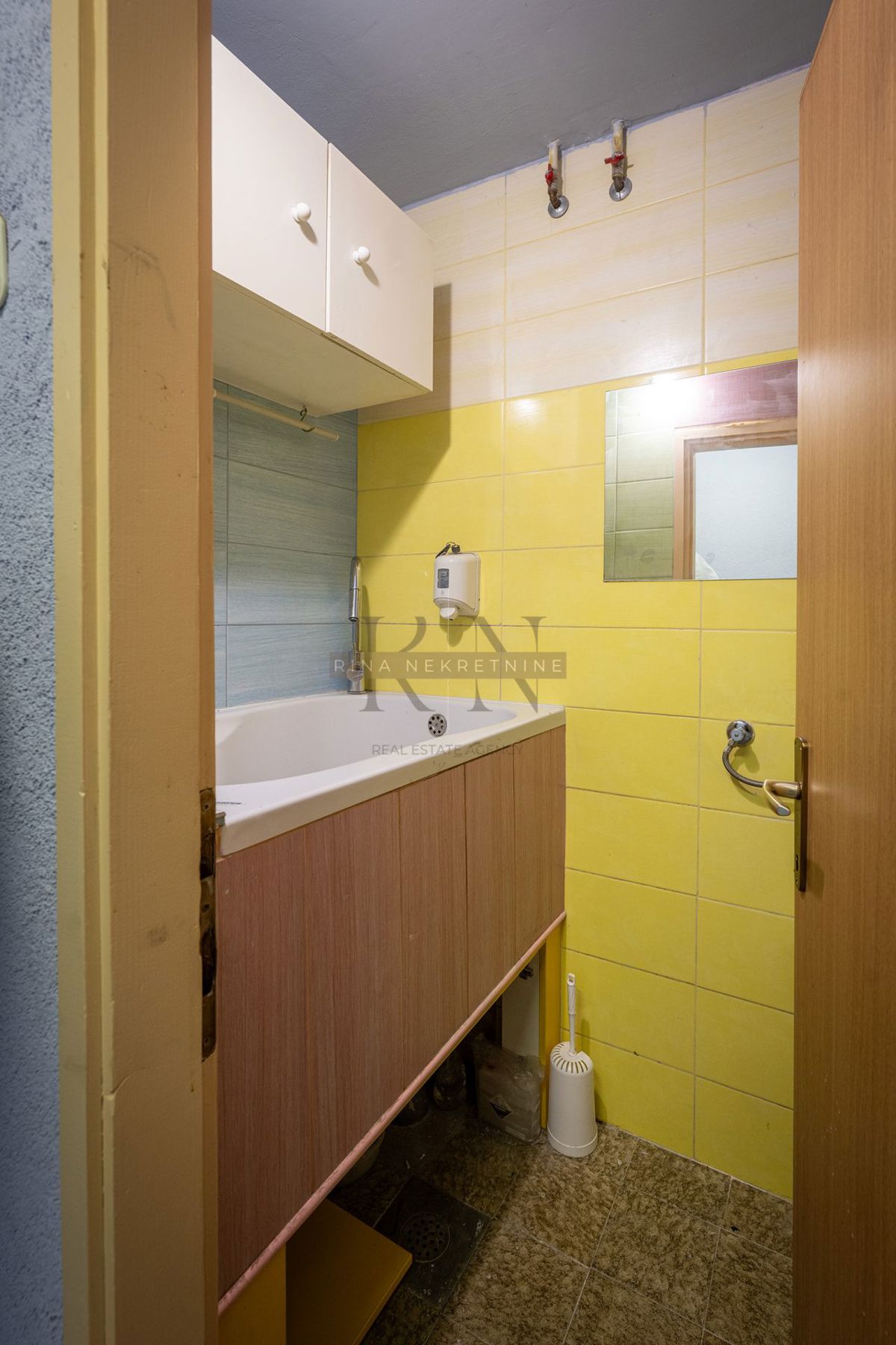 ČRNOMEREC - HIŠA Z 2 STANOVANJIMA IN POSL. PROSTOR