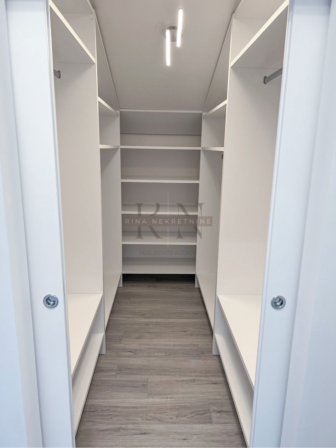 ČRNOMEREC - HIŠA Z 2 STANOVANJIMA IN POSL. PROSTOR