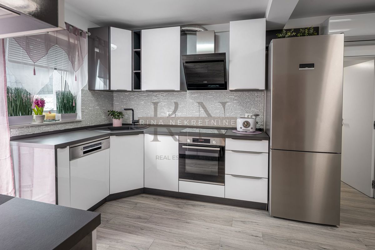 ČRNOMEREC - HIŠA Z 2 STANOVANJIMA IN POSL. PROSTOR