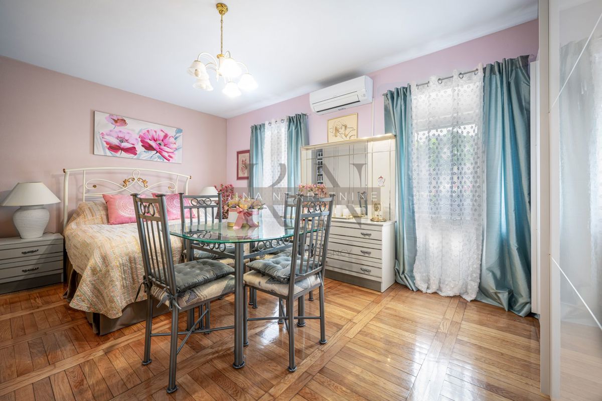 ČRNOMEREC - HIŠA Z 2 STANOVANJIMA IN POSL. PROSTOR