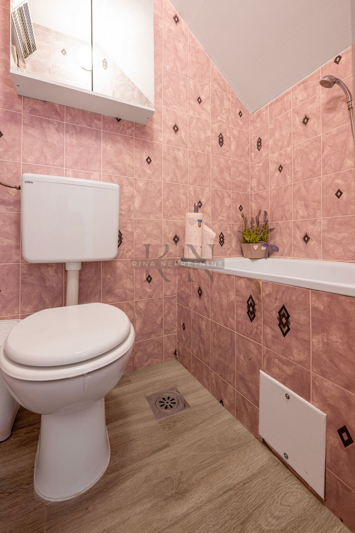 ČRNOMEREC - HIŠA Z 2 STANOVANJIMA IN POSL. PROSTOR