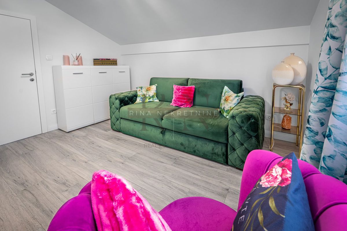 ČRNOMEREC - HIŠA Z 2 STANOVANJIMA IN POSL. PROSTOR