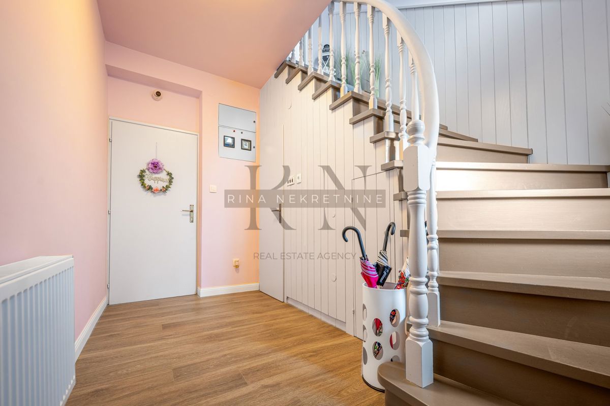 ČRNOMEREC - HIŠA Z 2 STANOVANJIMA IN POSL. PROSTOR