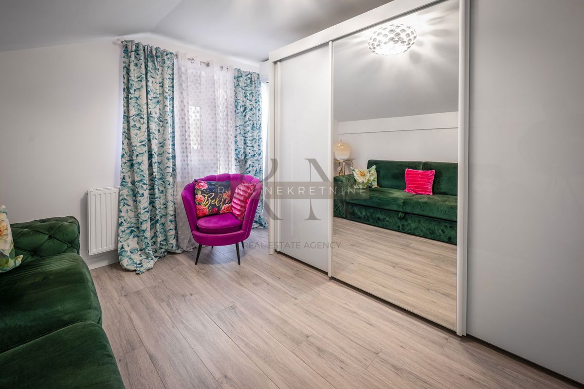 ČRNOMEREC - HIŠA Z 2 STANOVANJIMA IN POSL. PROSTOR