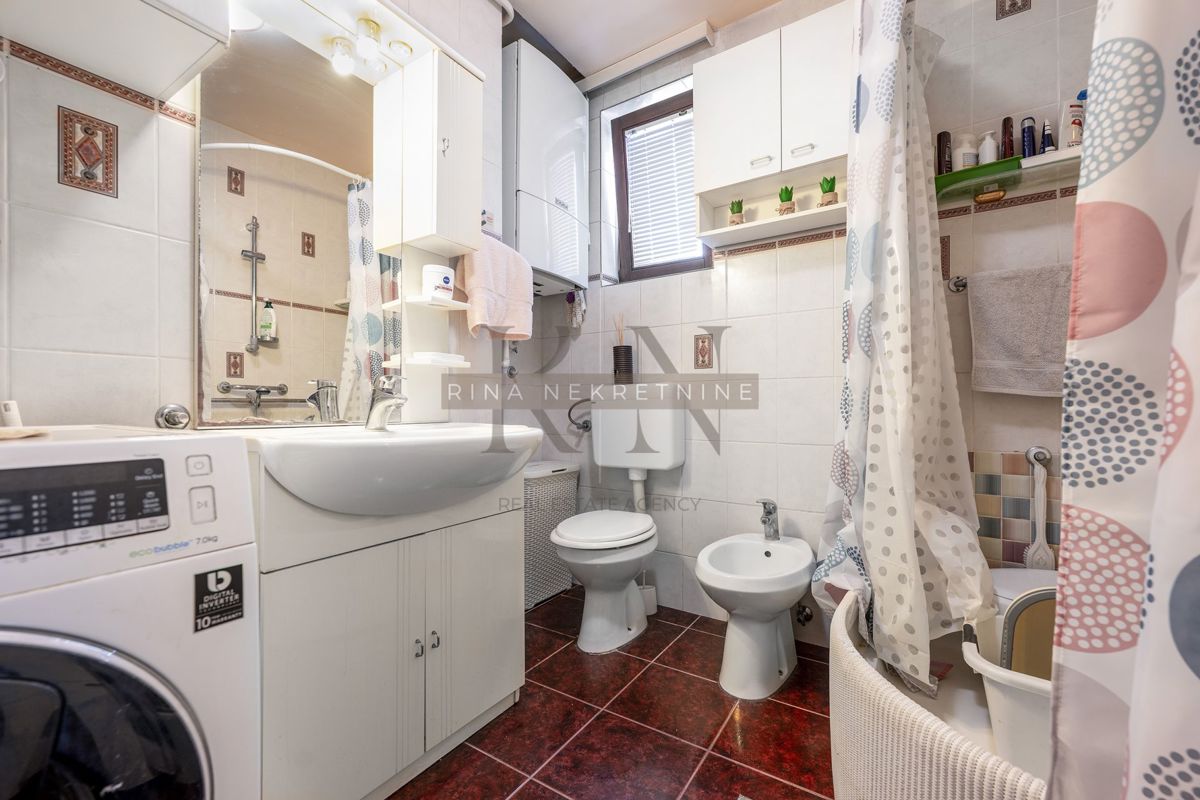 ČRNOMEREC - HIŠA Z 2 STANOVANJIMA IN POSL. PROSTOR