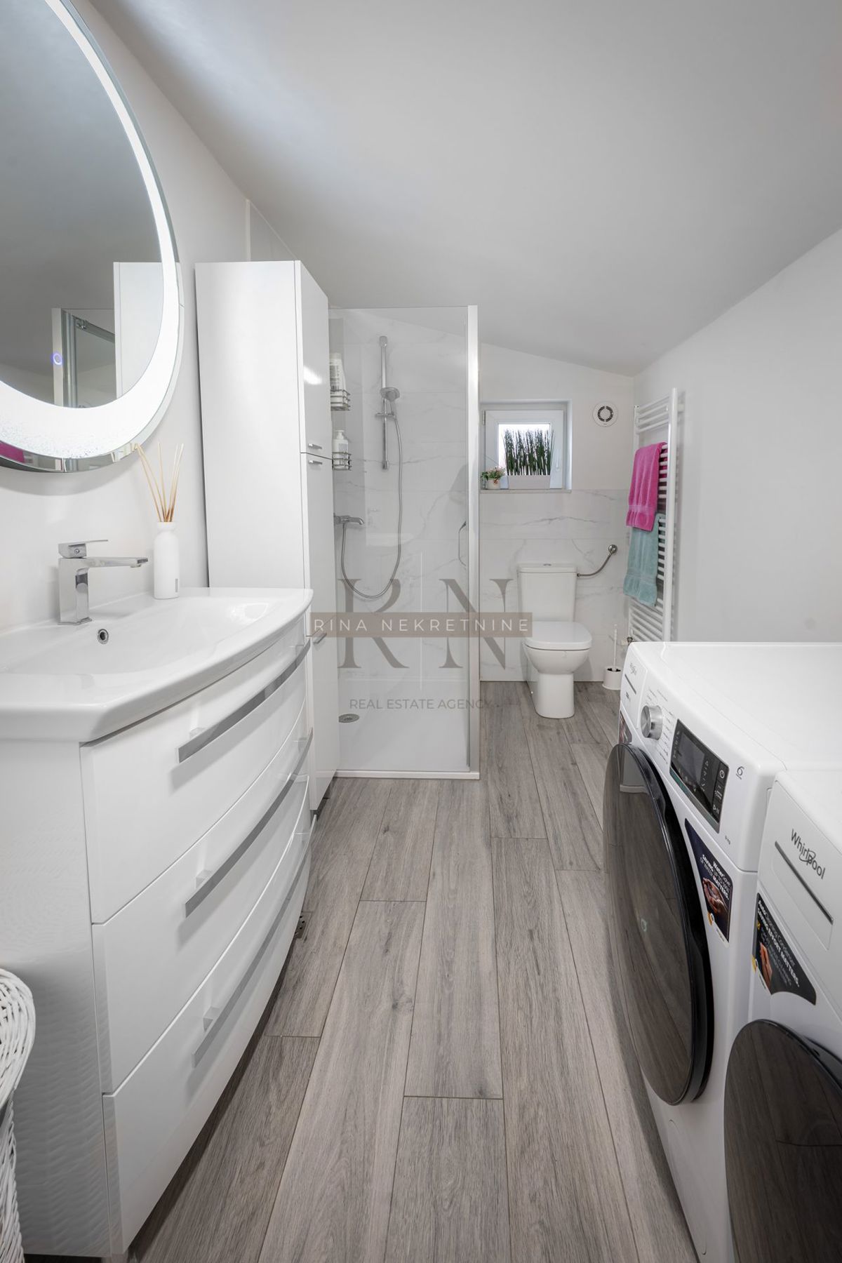 ČRNOMEREC - HIŠA Z 2 STANOVANJIMA IN POSL. PROSTOR