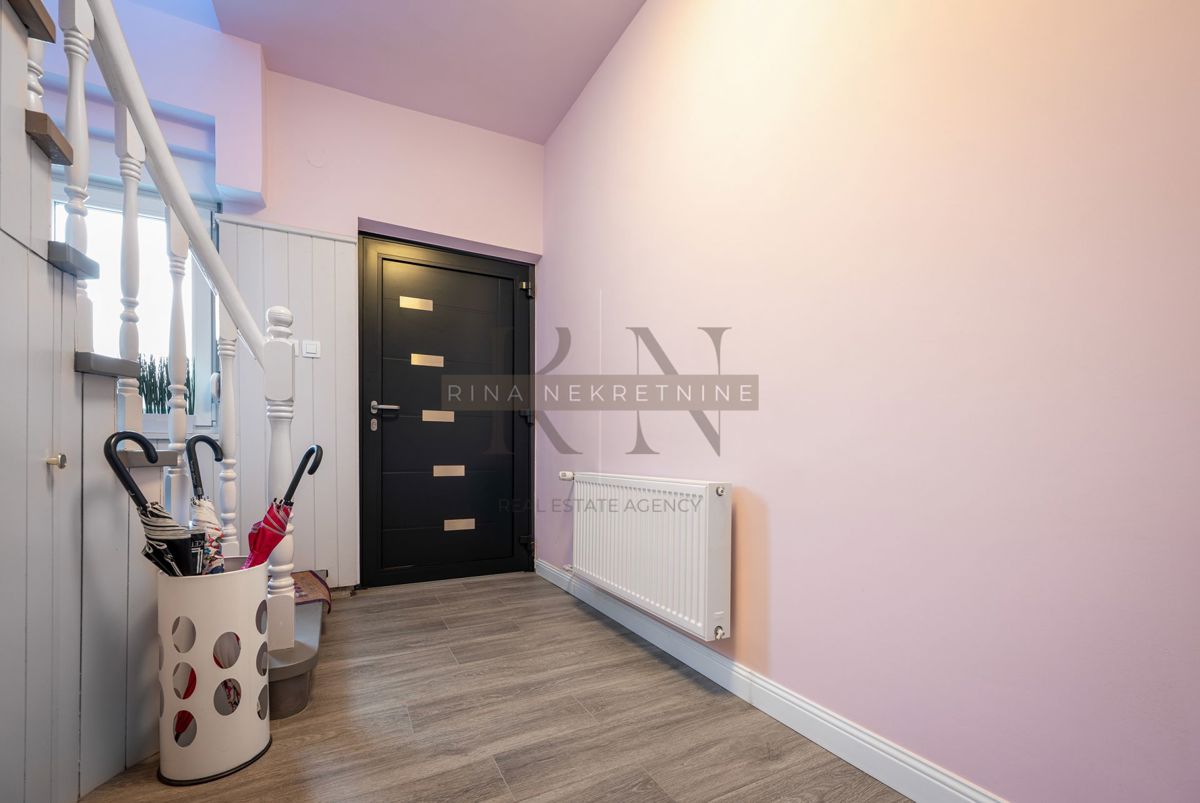 ČRNOMEREC - HIŠA Z 2 STANOVANJIMA IN POSL. PROSTOR