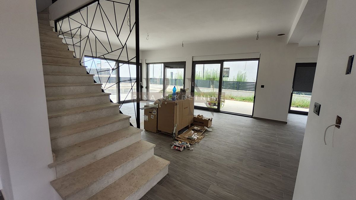 Istra, Poreč – novogradnja: vila z bazenom naprodaj