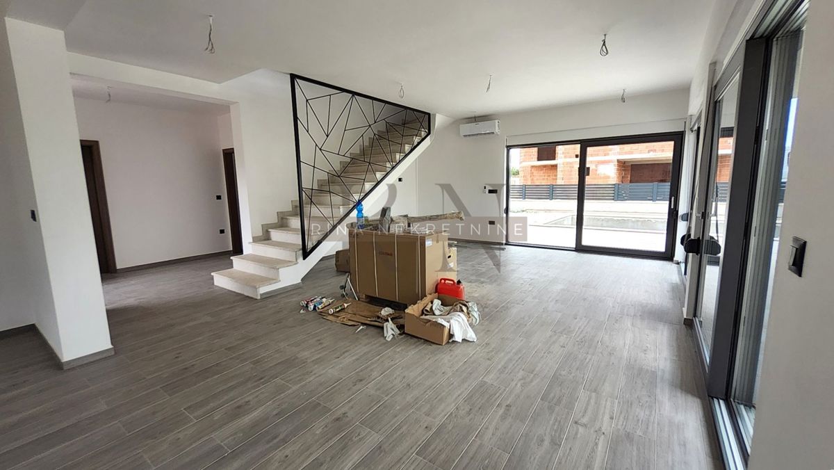 Istra, Poreč – novogradnja: vila z bazenom naprodaj
