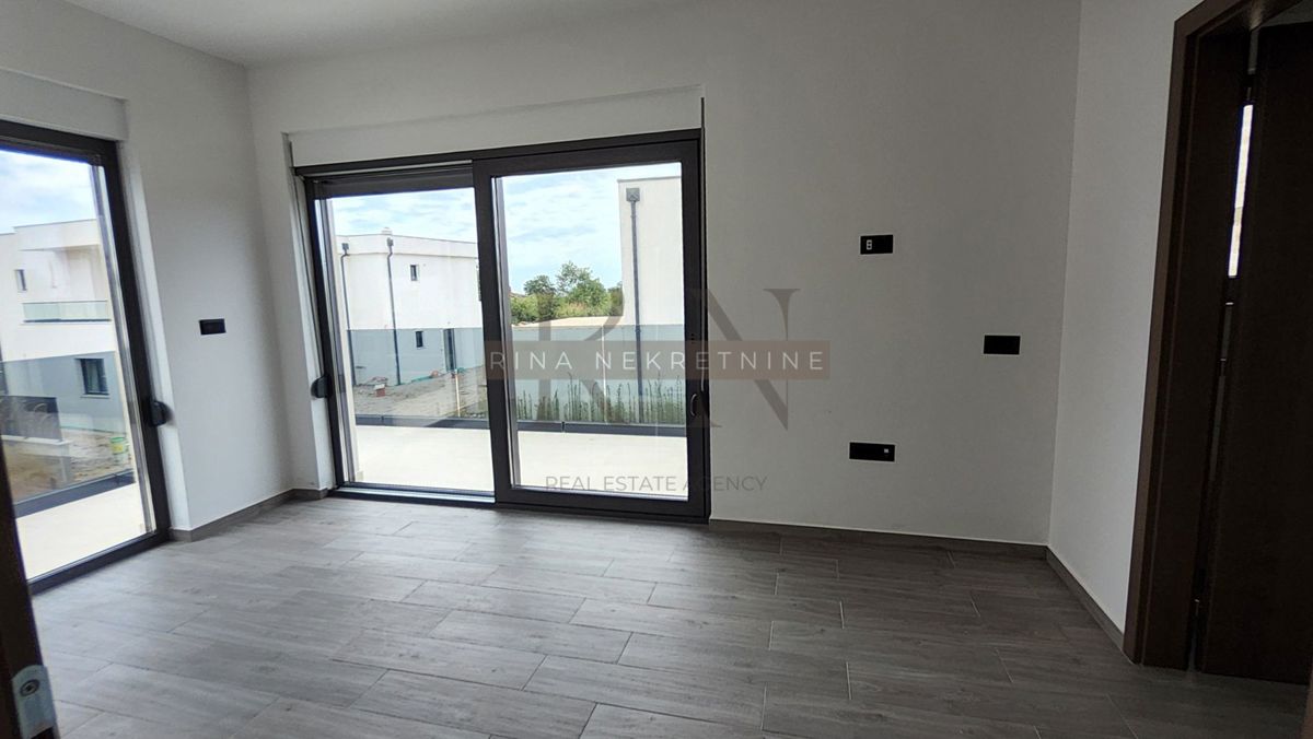 Istra, Poreč – novogradnja: vila z bazenom naprodaj