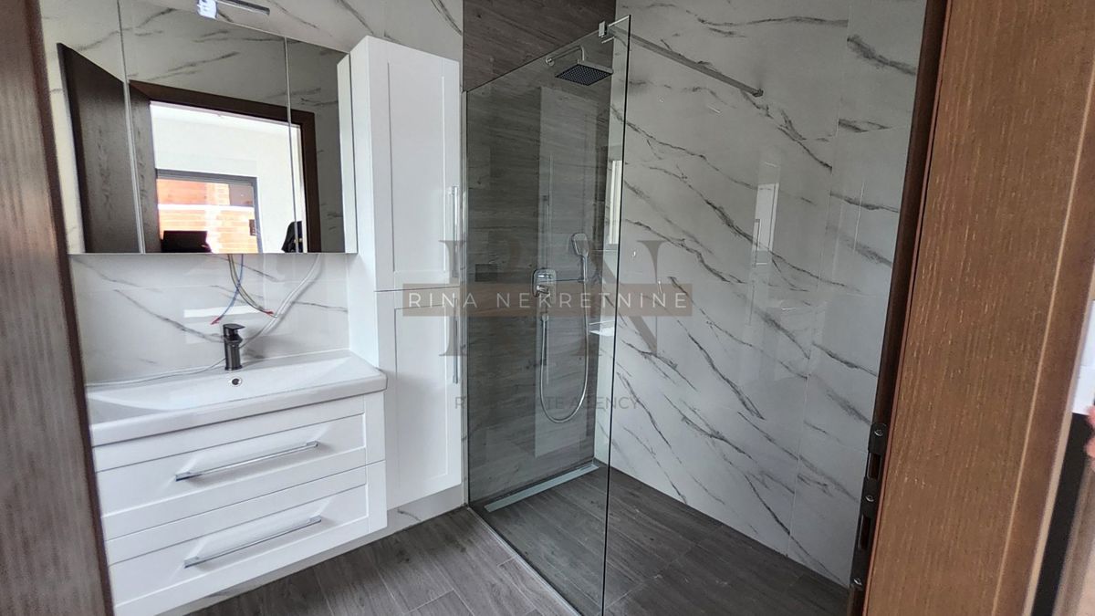 Istra, Poreč – novogradnja: vila z bazenom naprodaj