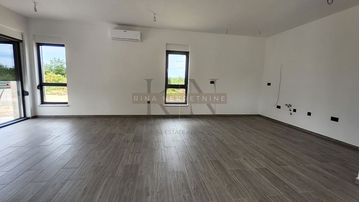 Istra, Poreč – novogradnja: vila z bazenom naprodaj