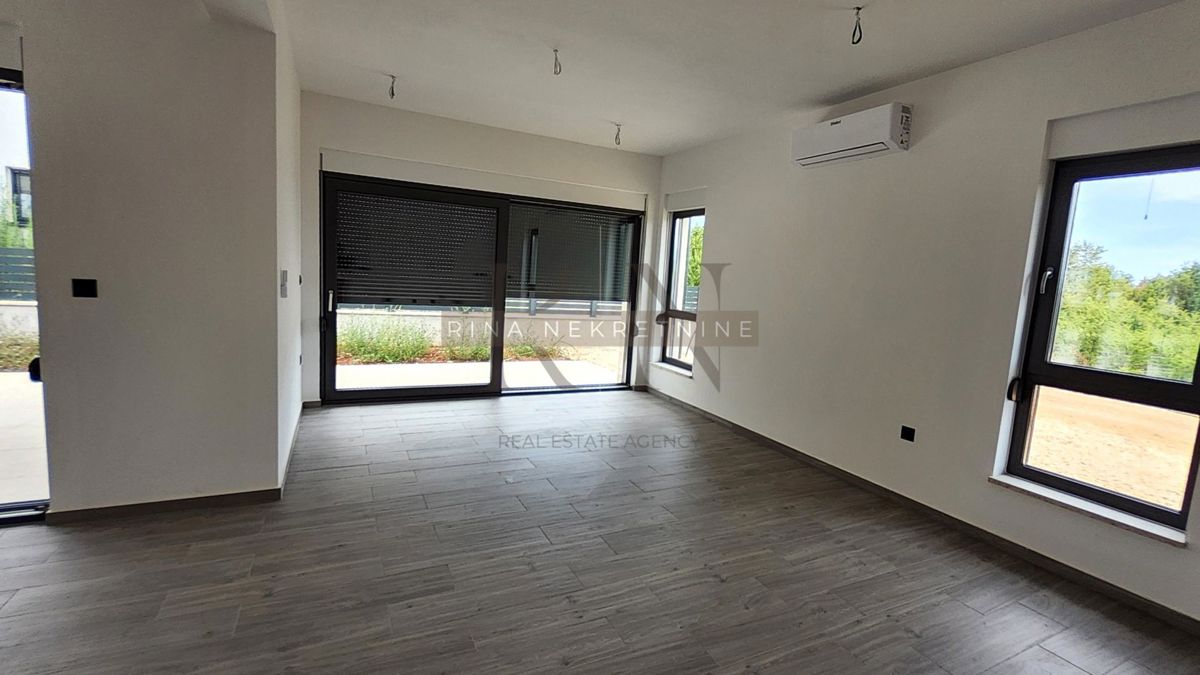Istra, Poreč – novogradnja: vila z bazenom naprodaj