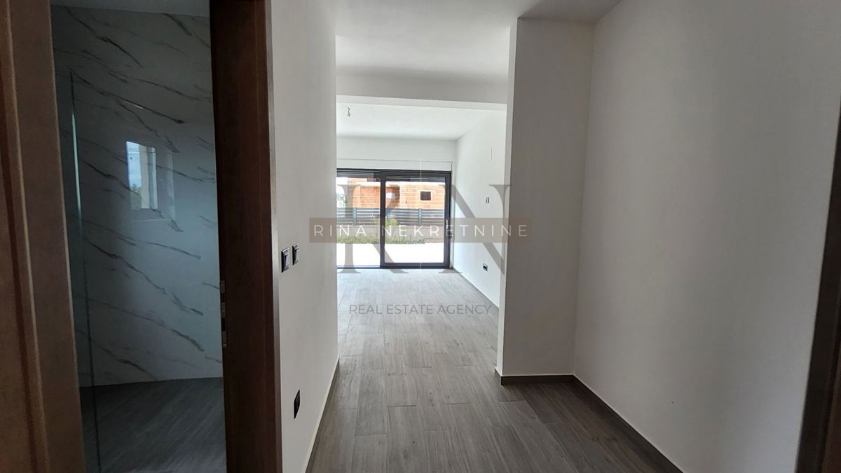 Istra, Poreč – novogradnja: vila z bazenom naprodaj