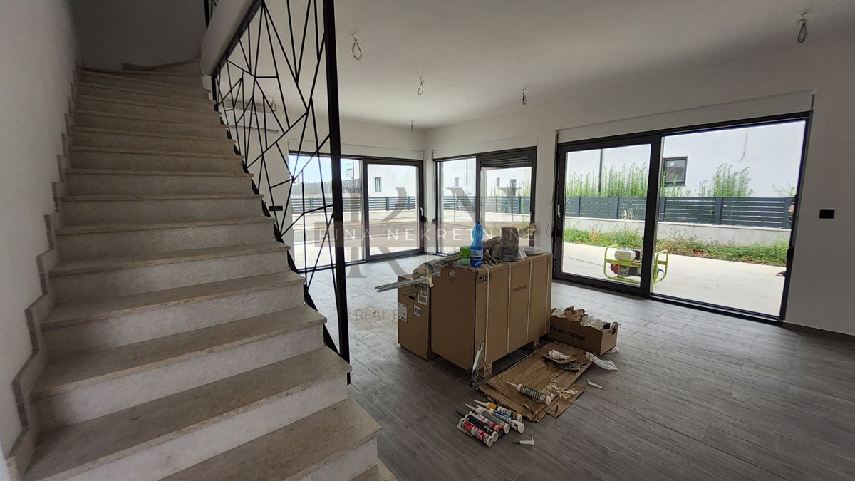 Istra, Poreč – novogradnja: vila z bazenom naprodaj