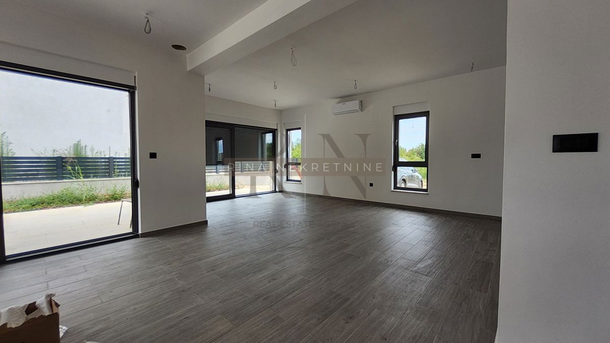 Istra, Poreč – novogradnja: vila z bazenom naprodaj