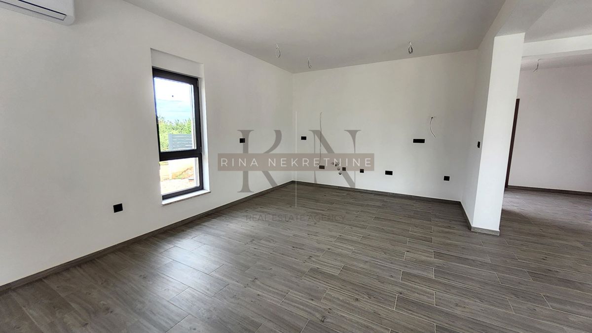 Istra, Poreč – novogradnja: vila z bazenom naprodaj