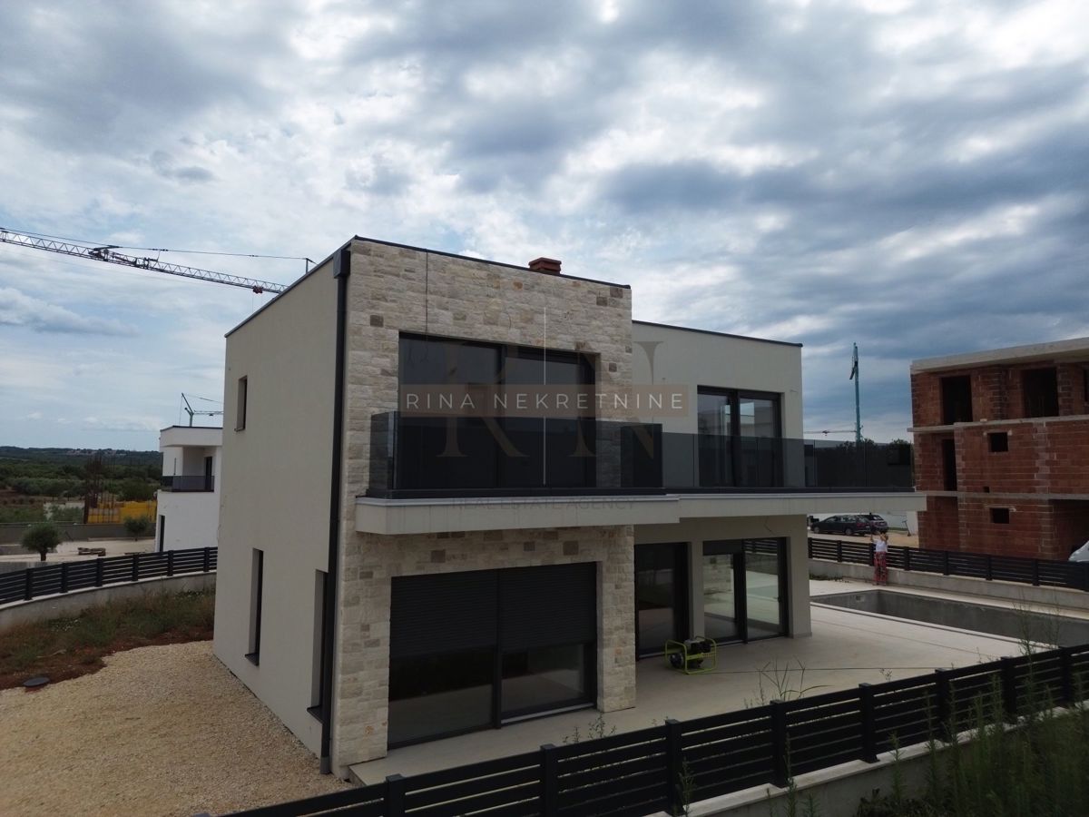 Istra, Poreč – novogradnja: vila z bazenom naprodaj
