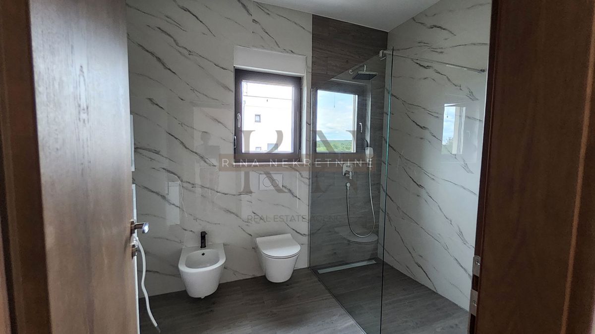 Istra, Poreč – novogradnja: vila z bazenom naprodaj