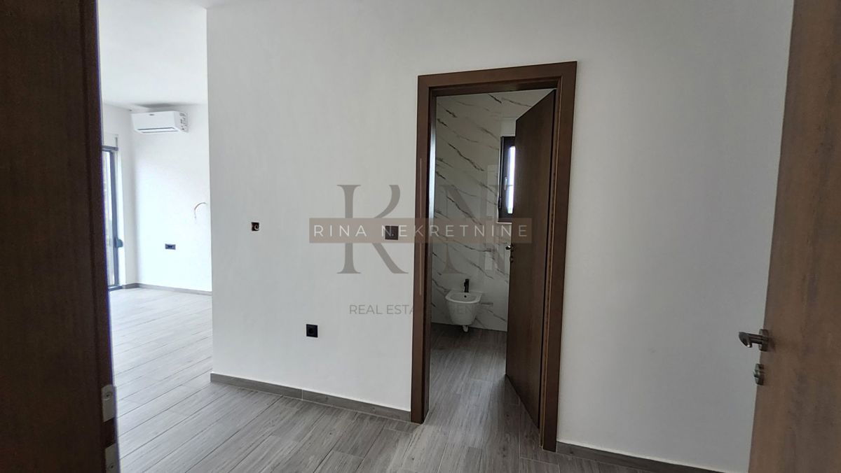 Istra, Poreč – novogradnja: vila z bazenom naprodaj
