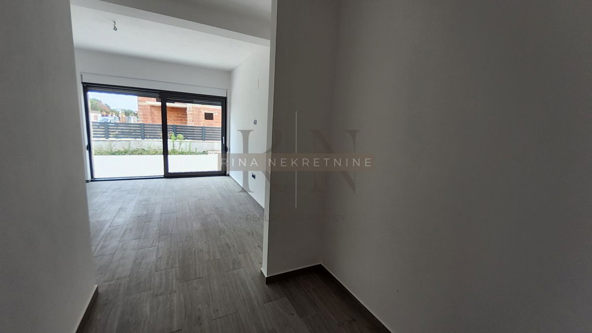 Istra, Poreč – novogradnja: vila z bazenom naprodaj