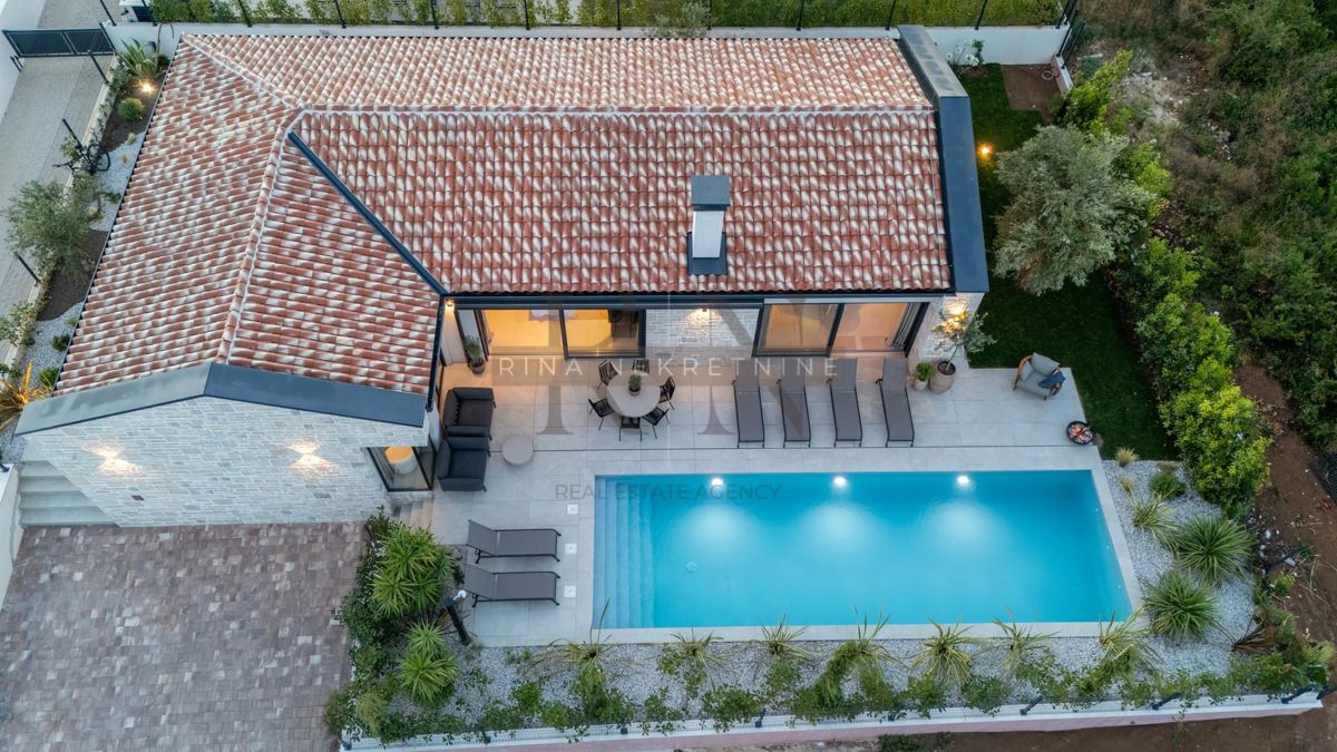 ISTRA - POREČ - POSEBNA DIZAJNERSKA VILA NA TRGU!