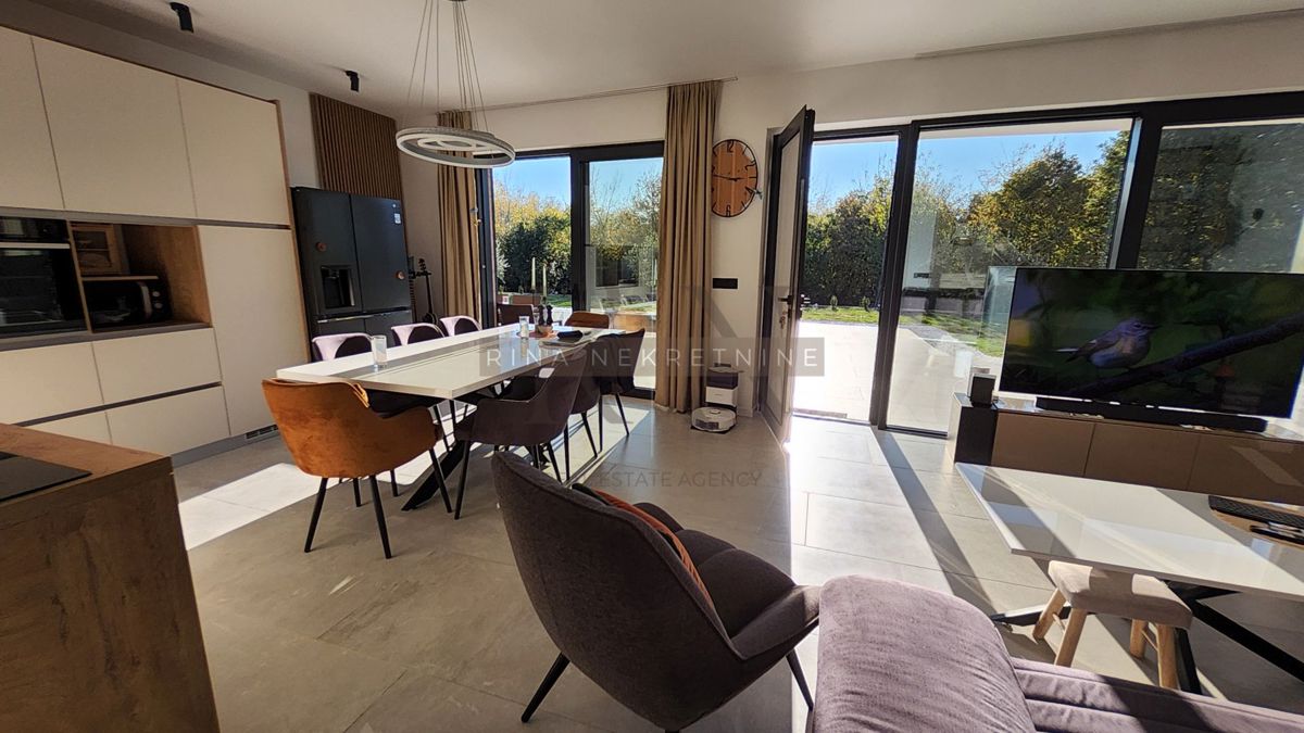 Moderna vila 176 m² z bazenom, Rabac – Labin