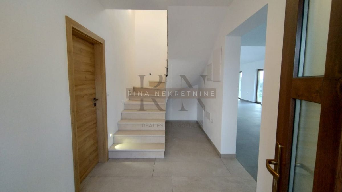 Istra – Poreč: Luksuzna moderna vila z bazenom in pogledom na morje