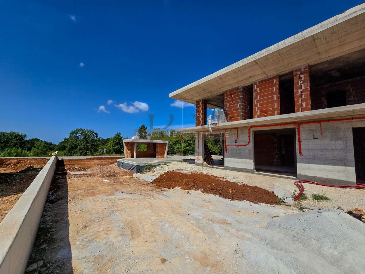 ISTRA – POREČ: LUKSUZNA VILA Z BAZENOM NA PRODAJO – BLIZU POREČA