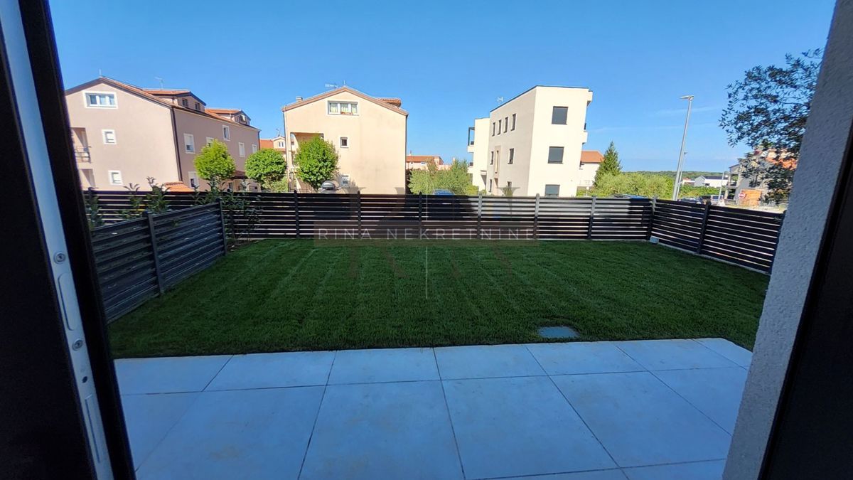 ISTRA – POREČ – STANOVANJE 125 m² Z VRTOM IN POGLEDOM NA MORJE