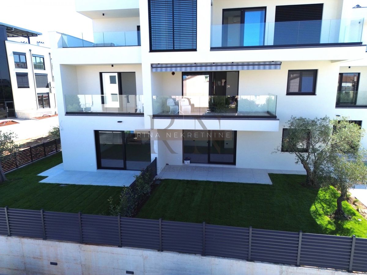 ISTRA – POREČ – STANOVANJE 125 m² Z VRTOM IN POGLEDOM NA MORJE