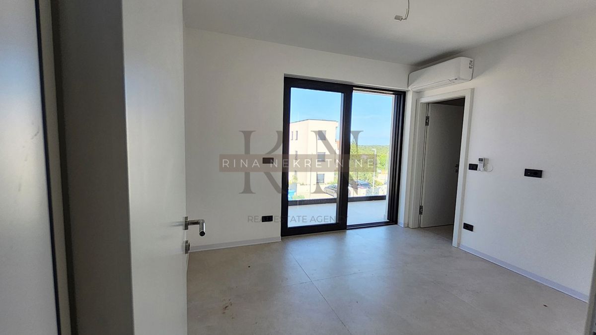 ISTRA – POREČ – STANOVANJE 125 m² Z VRTOM IN POGLEDOM NA MORJE