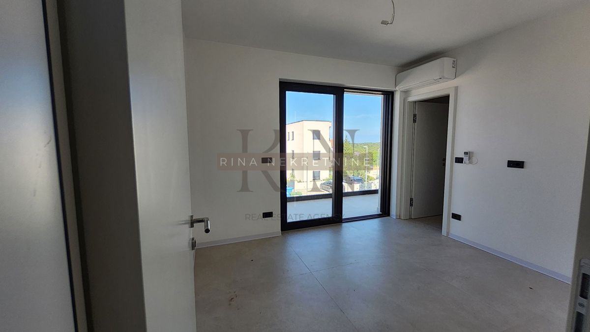 ISTRA – POREČ – STANOVANJE 125 m² Z VRTOM IN POGLEDOM NA MORJE