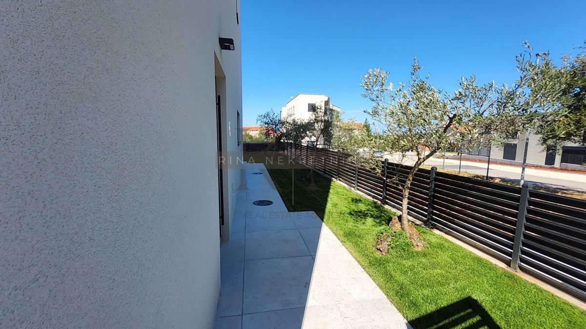 ISTRA – POREČ – STANOVANJE 125 m² Z VRTOM IN POGLEDOM NA MORJE
