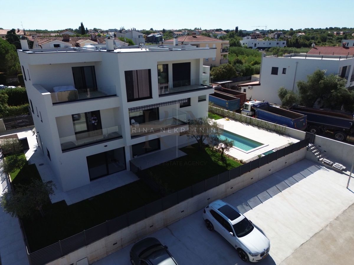 ISTRA – POREČ – STANOVANJE 125 m² Z VRTOM IN POGLEDOM NA MORJE
