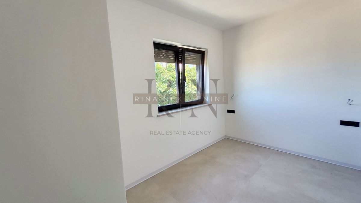 ISTRA – POREČ – STANOVANJE 125 m² Z VRTOM IN POGLEDOM NA MORJE
