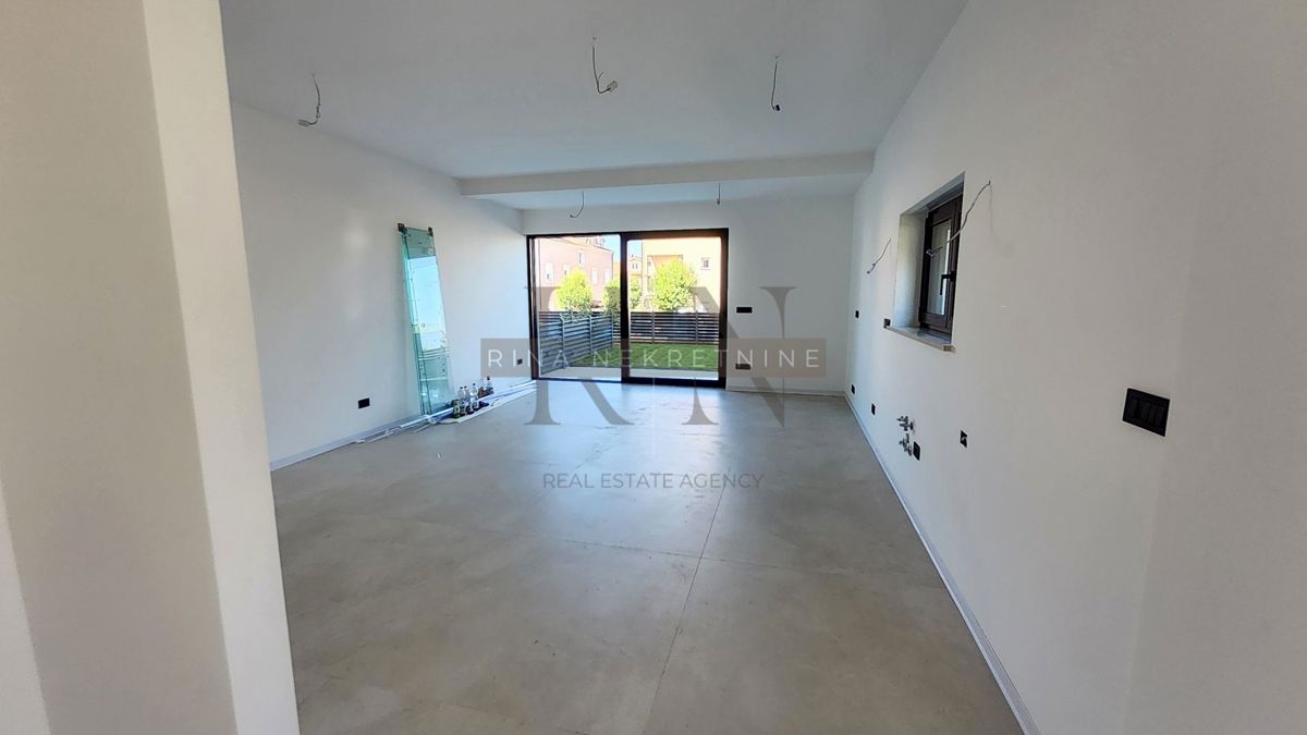 ISTRA – POREČ – STANOVANJE 125 m² Z VRTOM IN POGLEDOM NA MORJE