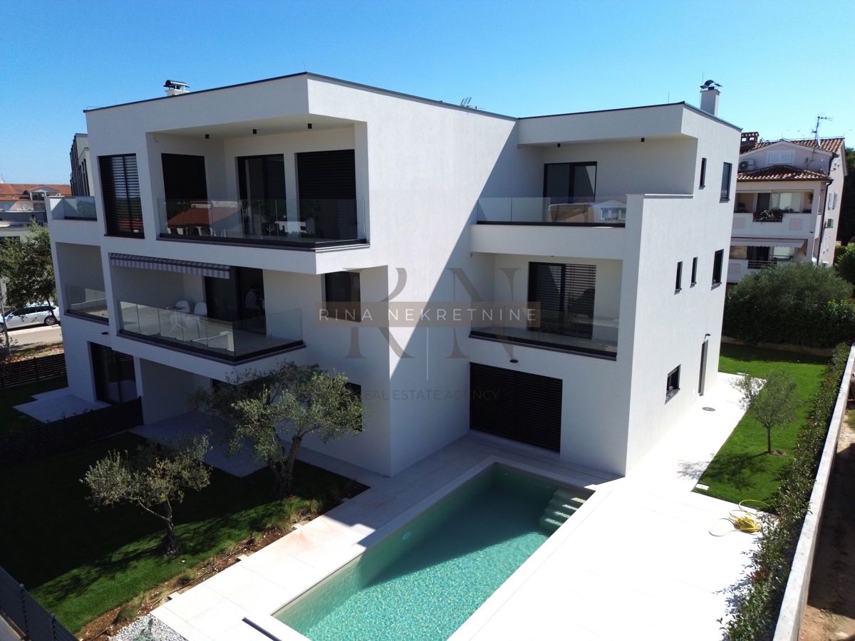 Poreč novogradnja z bazenom in pogledom na morje